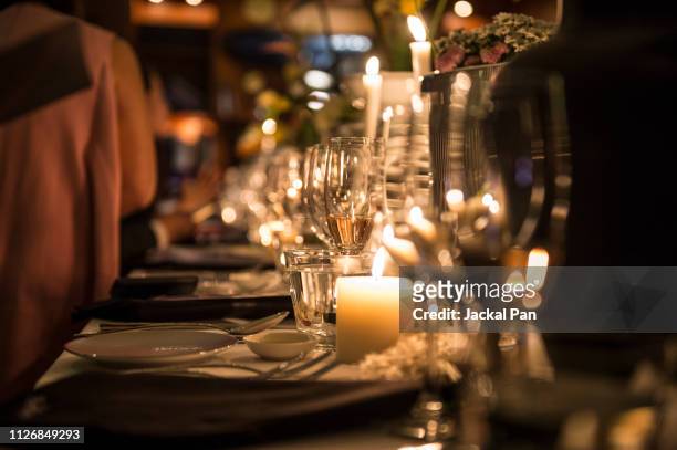 candlelight dinner - dinnertable stock-fotos und bilder