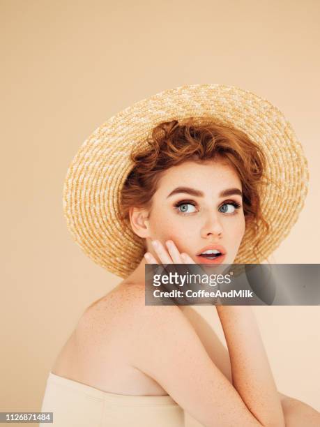 mooi meisje dragen hoed - natuurlijke staat stockfoto's en -beelden