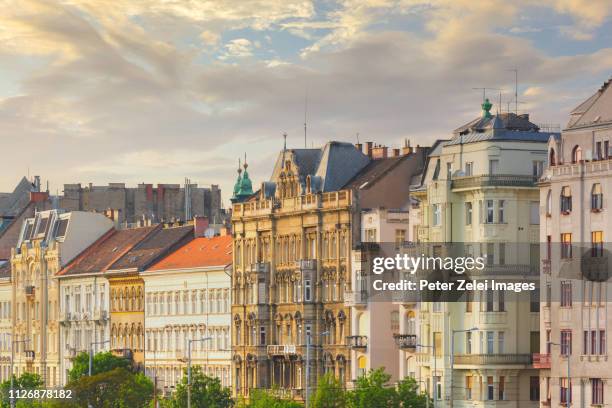 rowhouses in the inner city of budapest, hungary - cultura húngara - fotografias e filmes do acervo