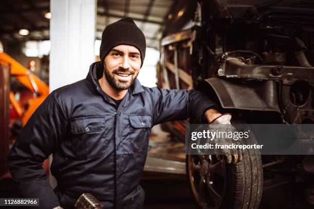 Breakdown Mechanic Car Breakdown Garage Photos and Premium High Res Pictures - Getty Images