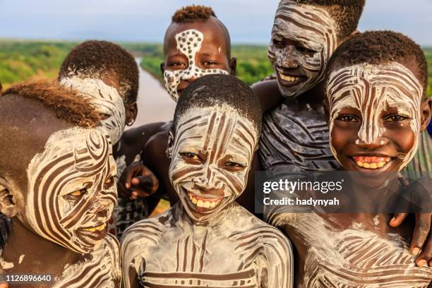 東非 karo 部落快樂非洲兒童團體 - african tribal face painting 個照片及圖片檔