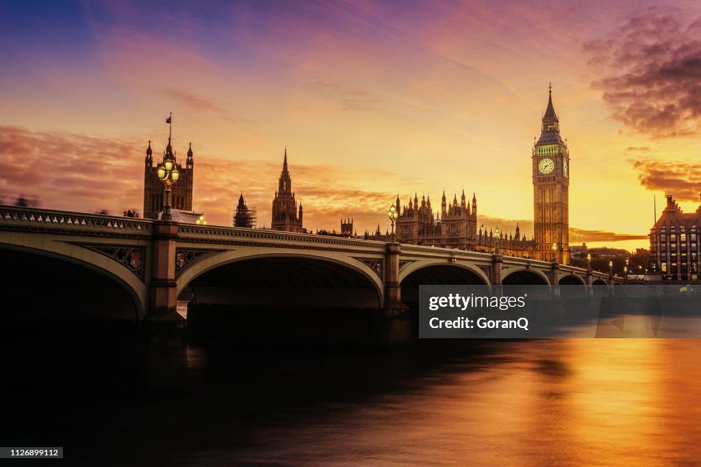 ロンドン、英国でビッグ ・ ベンの時計塔の上夕日梁。