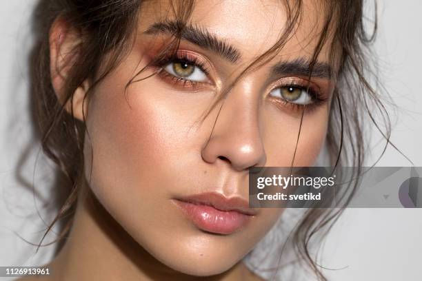 serena belleza - cabello-castaño fotografías e imágenes de stock