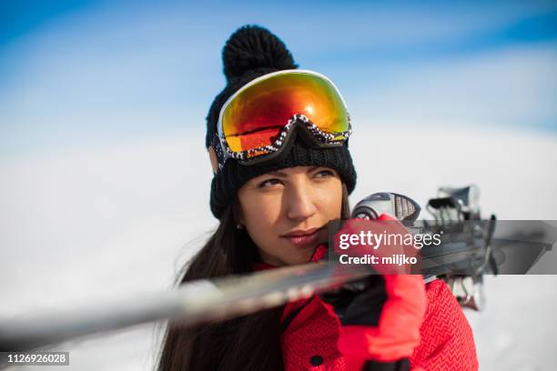 una donna che porta lo sci in montagna - ski foto e immagini stock