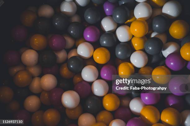 ball pool - plastikmaterial stock pictures, royalty-free photos & images