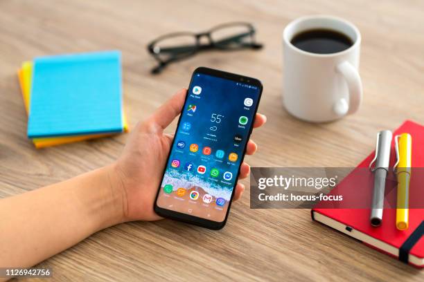 met behulp van slimme telefoon van samsung galaxy - cyborg stockfoto's en -beelden