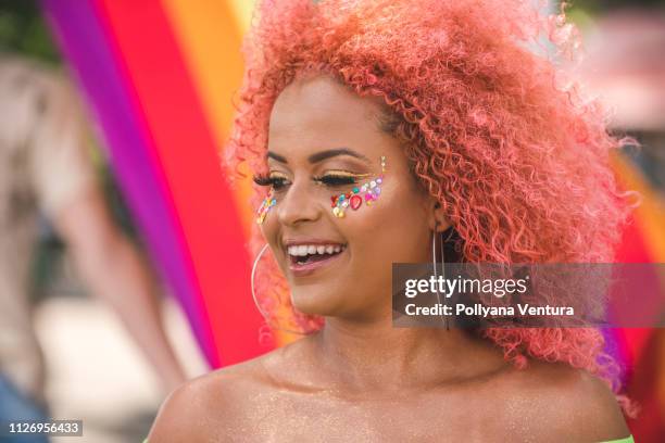 アフロ女性カーニバルを祝う - friends women makeup ストックフォトと画像