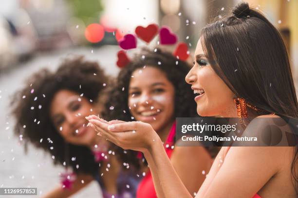 soufflage de confettis - street party stock photos et images de collection