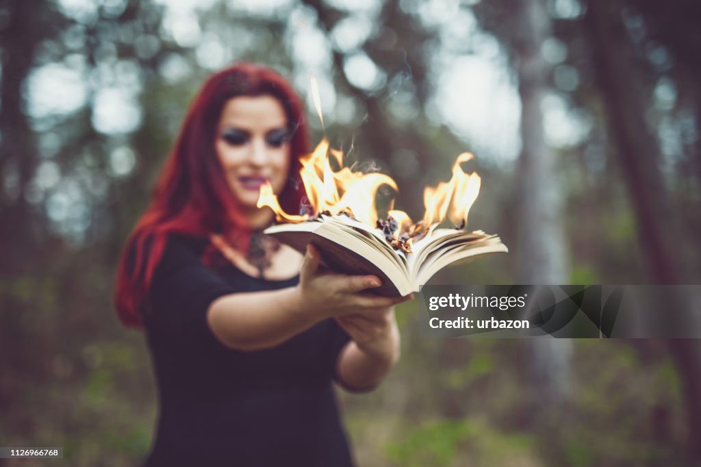 Goth-Mädchen mit Flammen-Seiten