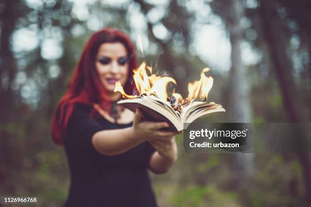 fille goth avec des pages de feu - young goth girls photos et images de collection