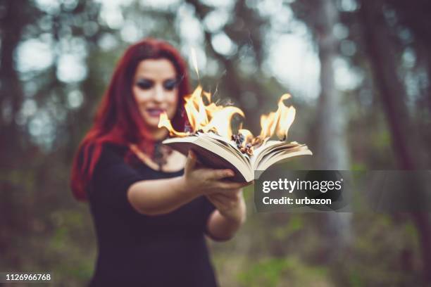 goth meisje met pagina's ablaze - young goth girls stockfoto's en -beelden