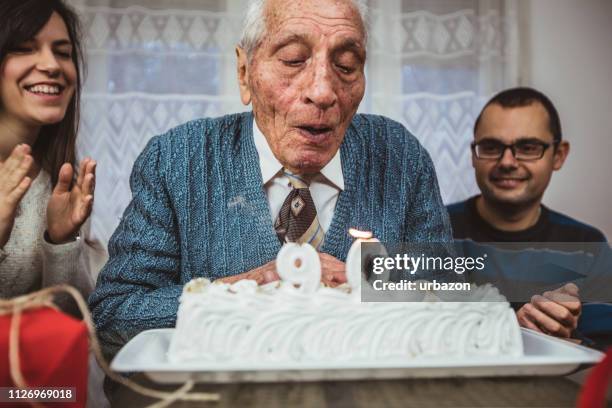 último homem comemora aniversário - mais de 90 anos - fotografias e filmes do acervo