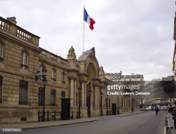 eingang des elysee-palastes mit französischer flagge - 3 - elysee palace stock-fotos und bilder