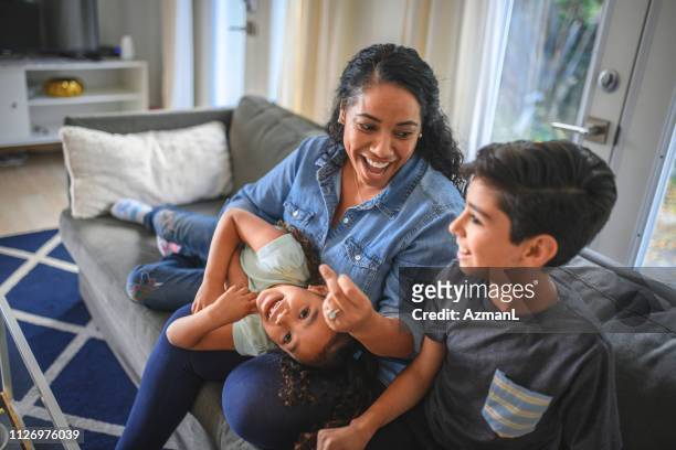 moeder vrijetijd doorbrengen met kinderen thuis - nosotroscollection stockfoto's en -beelden