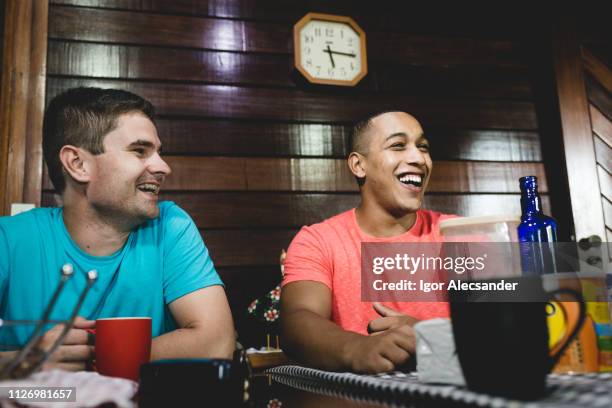 couple in the kitchen house - relógio de parede imagens e fotografias de stock