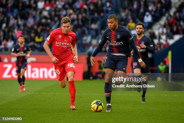 Renaud Ripart of Nimes and Kylian Mbappe of PSG during the Ligue 1... News Photo - Getty Images