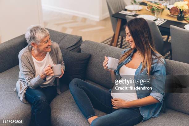 母親和懷孕的女兒 - pregnant coffee 個照片及圖片檔