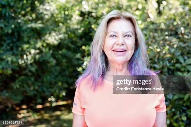 portrait of a senior woman laughing looking at the camera - coole oma stock-fotos und bilder
