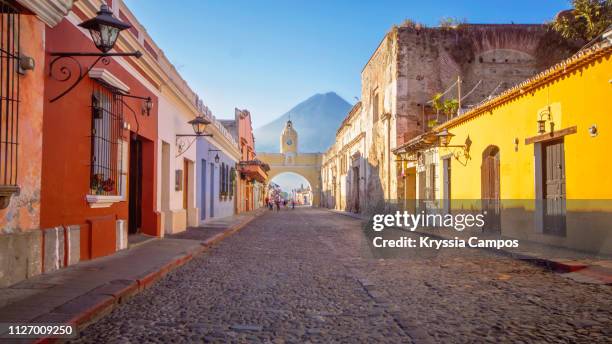 arco de santa catalina street (santa catalina arch) antigua guatemala - antigua guatemala stock-fotos und bilder