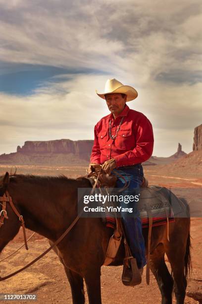 ocidental de cowboy americano nativo a cavalo no monument valley tribal park - monument valley tribal park - fotografias e filmes do acervo