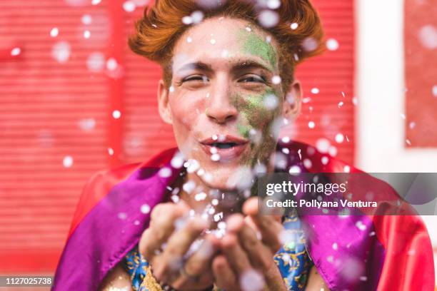 homem schlag konfetti aus händen - fasching stock-fotos und bilder