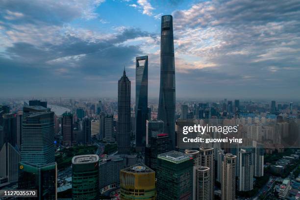 shanghai skyline in heavy fog - 國際名勝 - fotografias e filmes do acervo