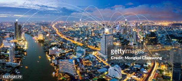 cityscape and network connection concept , network in business district - chain technology foto e immagini stock
