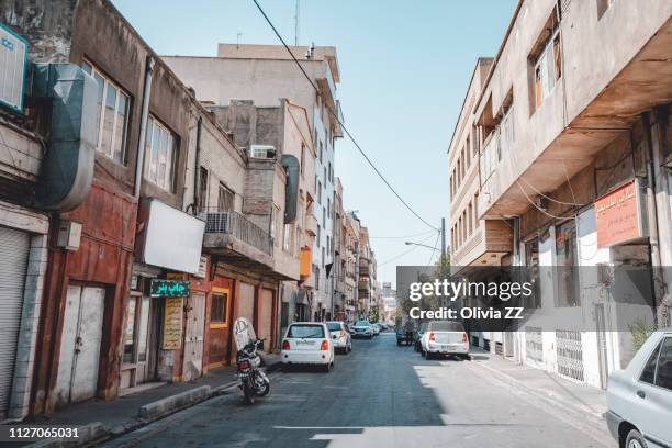 street scene in tehran, iran - cultura iraniana oriente médio - fotografias e filmes do acervo