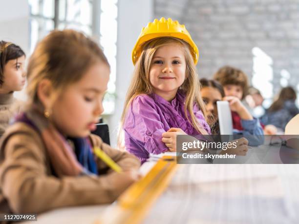 kleine architekten arbeiten mit ihren freunden im büro. - nachahmung erwachsener stock-fotos und bilder