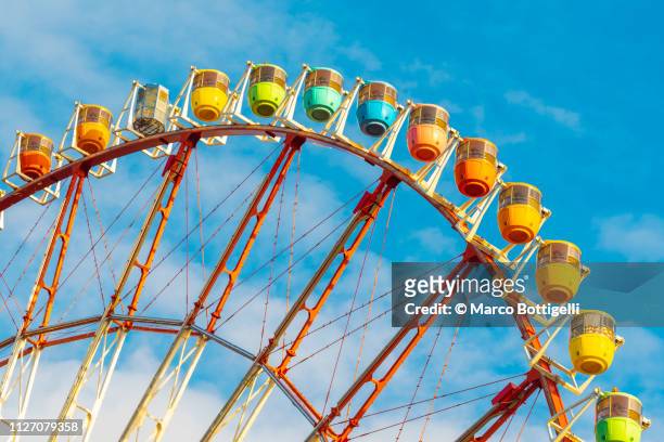 colorful ferris wheel in odaiba, tokyo - marco ferri stock pictures, royalty-free photos & images