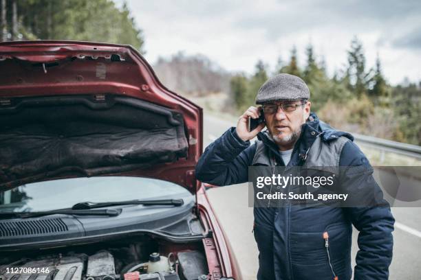 man met gebroken auto bellen voor hulp - landskap stockfoto's en -beelden