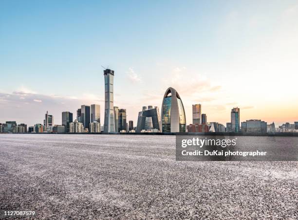 empty road in beijing - peking skyline stockfoto's en -beelden