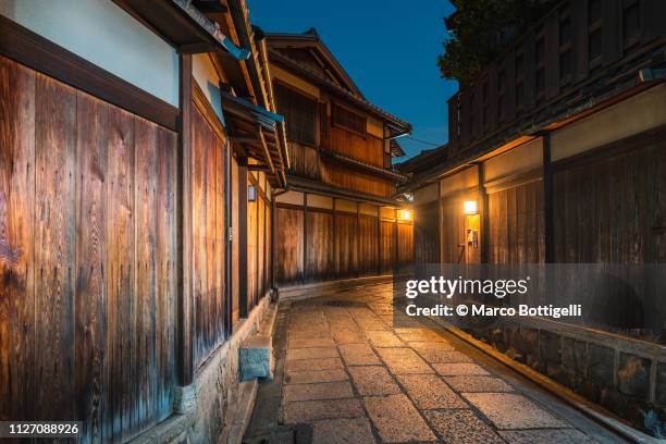 higashiyama district at dusk, kyoto, japan - edo period 個照片及圖片檔