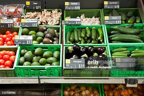 vegetable section of a supermarket - preço imagens e fotografias de stock