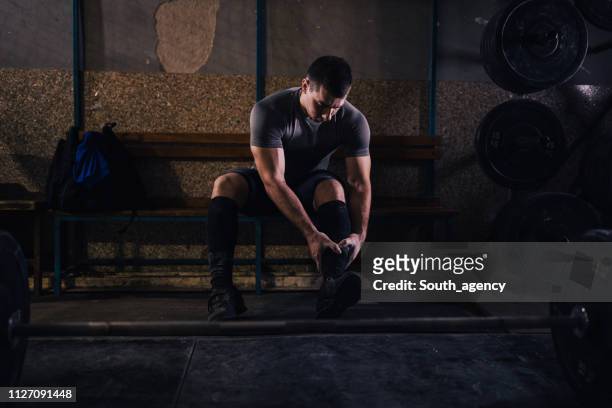 gewichtheffer man rust na de training - snatch stockfoto's en -beelden