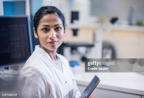 portrait of a female scientist in the laboratory - the evolution of the female gaze stock pictures, royalty-free photos & images