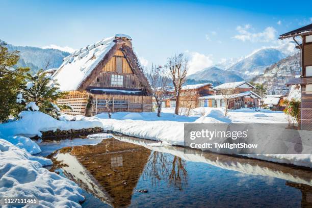 casa de madeira em aldeia com neve branca, o melhor para o turista viajar no japão no inverno de shirakawa-vá, estilo tradicional casa gassho - shirakawa go - fotografias e filmes do acervo