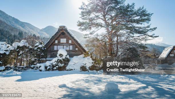 casa de madeira em aldeia com neve branca, o melhor para o turista viajar no japão no inverno de shirakawa-vá, estilo tradicional casa gassho - região de hokuriku - fotografias e filmes do acervo