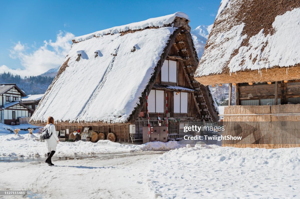 白い雪の村、冬の白川郷、合掌造りの家伝統的なスタイルで日本の旅行観光には最適の木造住宅
