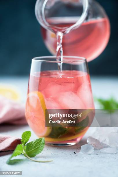 hibiscus ice tea in glass - legno rosa foto e immagini stock