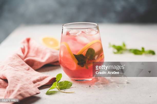 fresh citrus cocktail or ice tea - drink stock-fotos und bilder