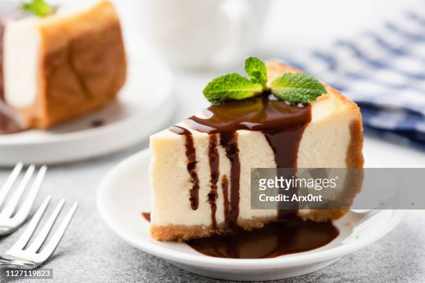 cheesecake with chocolate sauce on plate - cheesecake 個照片及圖片檔