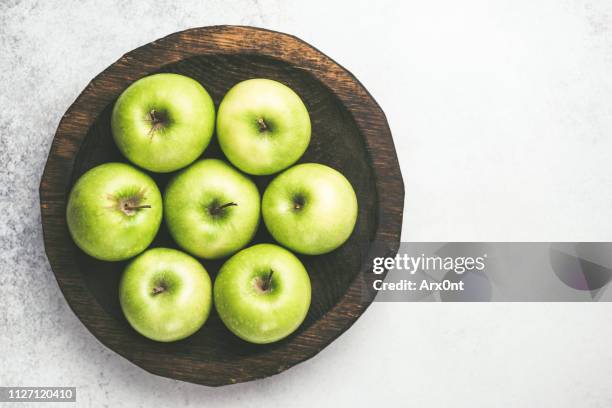 green apples, granny smith apples - green apple slices stock pictures, royalty-free photos & images
