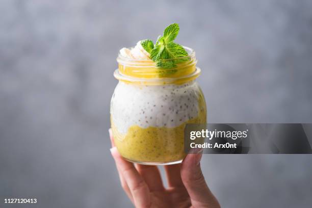 mango chia pudding in jar - kokosmelk stockfoto's en -beelden