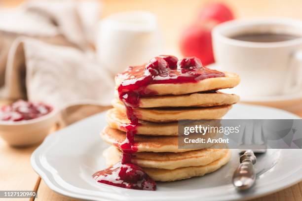 pancakes with berry sauce and coffee breakfast - pancakes stockfoto's en -beelden