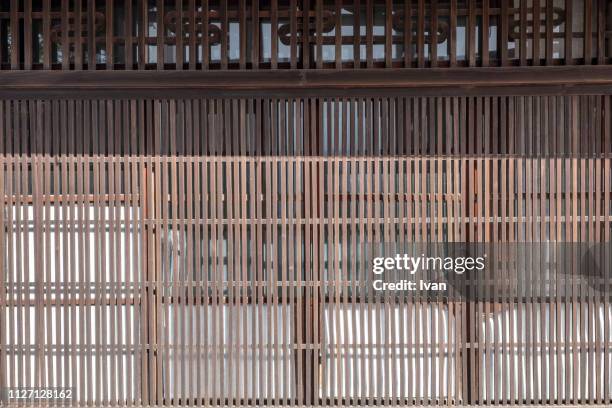 full frame of texture, japanese style bamboo paper door, shoji paper screens - shoji fotografías e imágenes de stock