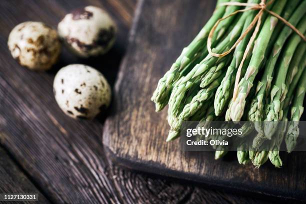 asparagi freschi - uovo di quaglia foto e immagini stock