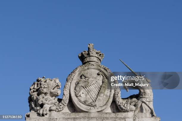 das königliche wappen von vereinigtes königreich von großbritannien und irland schmücken das custom house, dublin - kingdom of great britain and ireland coat of arms stock-fotos und bilder