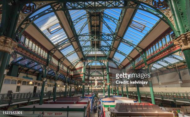 vista interior del mercado de kirkgate en leeds city centre - leeds city centre fotografías e imágenes de stock