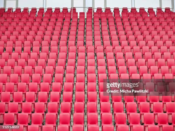 red seats in stadium - empty seat photos et images de collection